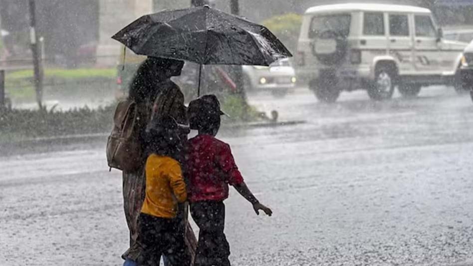 बदला मौसम का मिजाज: कई राज्यों में तेज बारिश, दिल्ली में आंधी और ओलों की चेतावनी