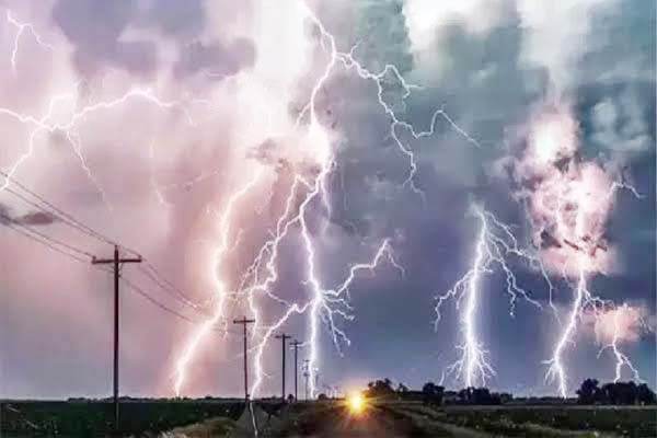 आसमान से बरसी मौत, मक्का काट रहे पिता-पुत्र समेत 5 लोगों की गई जान; 6 की हालत गंभीर